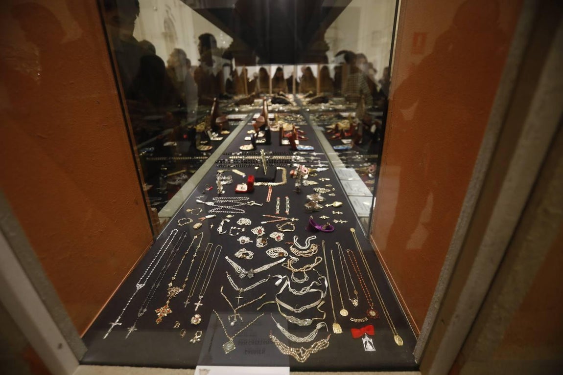 La exposición del ajuar de las Vírgenes de gloria de Córdoba, en imágenes