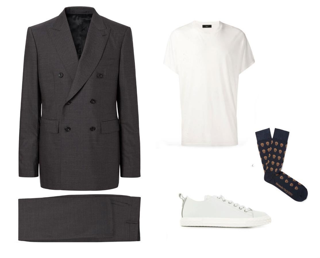 Look de Nochevieja con traje y camiseta. Aunque a priori te parezca poco ortodoxo, puedes recurrir también a esta opción que tanto vemos sobre la alfombra roja en el caso de que no tengas una fiesta formal a la que acudir. Se trata de combinar un traje cruzado como este de cuadros de Burberry (precio: 1.890 euros) con una camiseta básica blanca como esta de Amiri (precio: 494 euros). Para potenciar este look desenfadado, nada como unas cómodas zapatillas blancas del estilo de las que hemos encontrado en la colección permanente de Giuseppe Zanotti (precio: 450 euros) y un reloj a la altura como este de Girard Perregaux (recio: 8.000 euros).