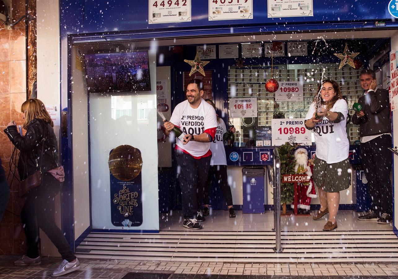 En imágenes: Málaga celebra un segundo premio de la Lotería de Navidad con el 10989