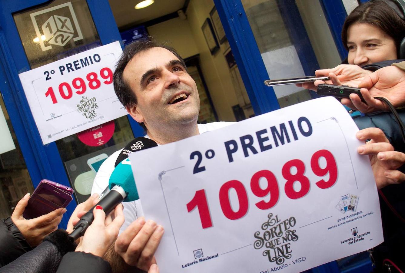 El rostro de felicidad que se le ha quedado al lotero de la administración nº 16 de la calle Policarpo Sanz de Vigo se explica porque ha repartido el segundo premio del 10.989. 