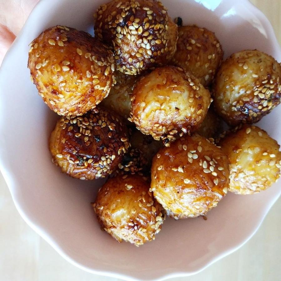 Bolitas de arroz. Marisa Riquelme, administradora de «realfooding» ha elaborado estas deliciosas bolitas de arroz. Para hacerlas hay que contar con arroz al vapor, salsa de soja, 15 gramos de harina de avena, pimienta negra, ajo en polvo, cebolla en polvo, semillas de sésamo y AOVE. La receta sana entera <a href="https://www.instagram.com/p/B5unozZnUFJ/" target="_blank">aquí</a>.