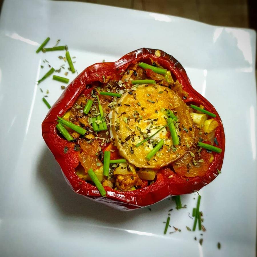 Pimiento relleno. Los pimientos rellenos son un clásico y en esta ocasión Marisa Riquelme, del equipo de «Realfooding», lo ha rellenado con atún, <a href="https://www.abc.es/bienestar/alimentacion/abci-brocoli-201909261054_noticia.html" target="_blank">brócoli</a>, berenjena, pimiento, sofrito de tomate, cebolla, queso de cabra para poner por encima, orégano y cebollino. En el horno estuvo alrededor de 20 minutos a 200 °C.