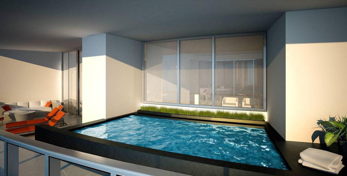 Así es la lujosa casa de Leo Messi y Antonella Roccuzzo en Miami. El equipo básico de todas las viviendas incluye una pisicna y una cocina exterior, extras de los que disfrutarán, también, algunos rostros conocidos como el rapero Birdman, el millonario mexicano Carlos Peralta y el cantante Anuel AA, quienes han adquirido también un apartamento en la propiedad.