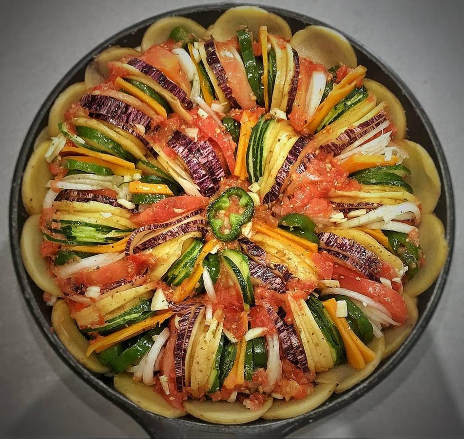 Ratatouille. Un plato de lo más original para sorprender en <a href="https://www.abc.es/bienestar/psicologia-sexo/psicologia/abci-si-odias-navidad-tienes-talento-psicologico-no-conoces-201912230124_noticia.html" target="_blank">un día especial</a>. Se necesita un calabacín grande, una berenjena grande, dos pimientos verdes italianos grandes, una cebolla tierna, dos dientes de ajo, cuatro patatas medianas, dos tomates, un trozo de calabaza, aceite de oliva virgen extra, sal al gusto y queso de cabra. La receta, ideal para 4 personas, está completa <a href="https://www.instagram.com/p/B6WWRggio7-/" target="_blank">aquí</a>.