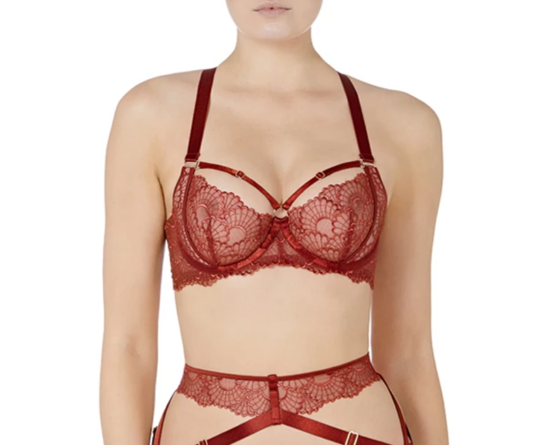 Sensu Balconette Wire Bra. Esta edición limitada de Bordelle es todo lo que necesitas para atraer el amor, o en su defecto la pasión, este nuevo año. El modelo Sensu Revived ofrece un ajuste perfecto tanto en hombros como en su banda inferior. Su precio es de 167 euros.