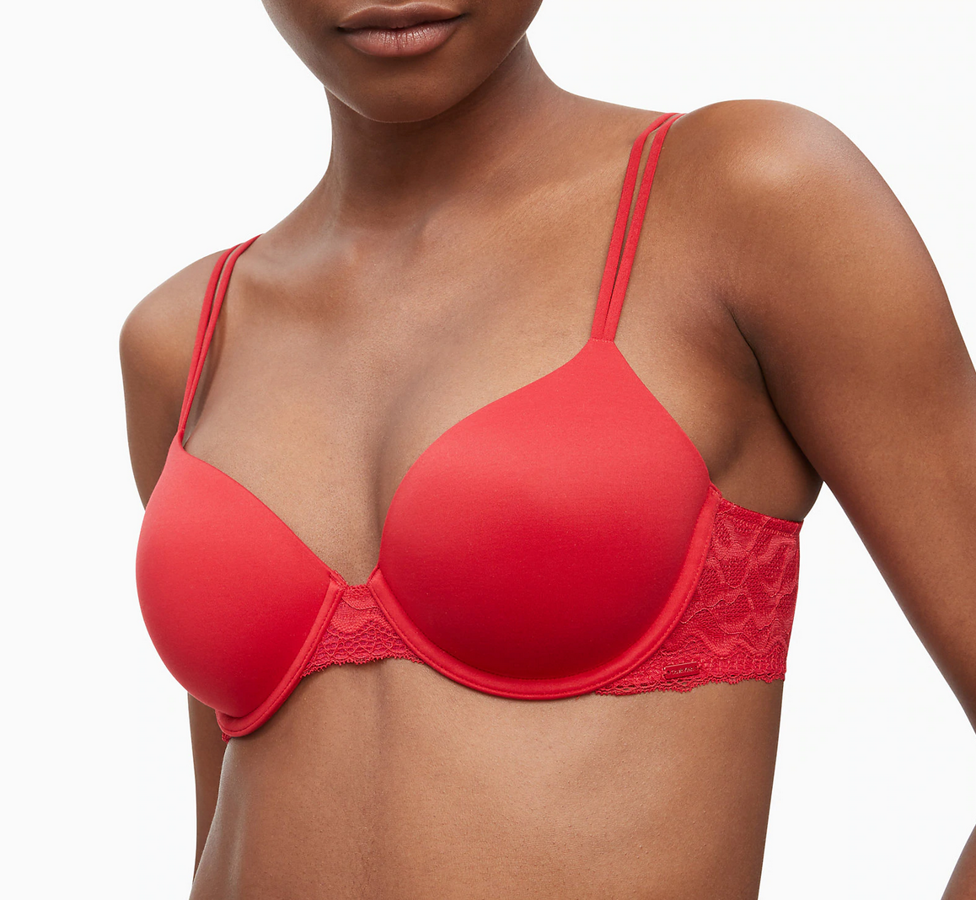 Perfectly Fit de Calvin Klein. Perfecto para aquellas mujeres que opten la última noche del año por prendas muy ceñidas, la colección Perfectly Fit se ajusta al cuerpo con un tacto suave. Su precio es de 49 euros.