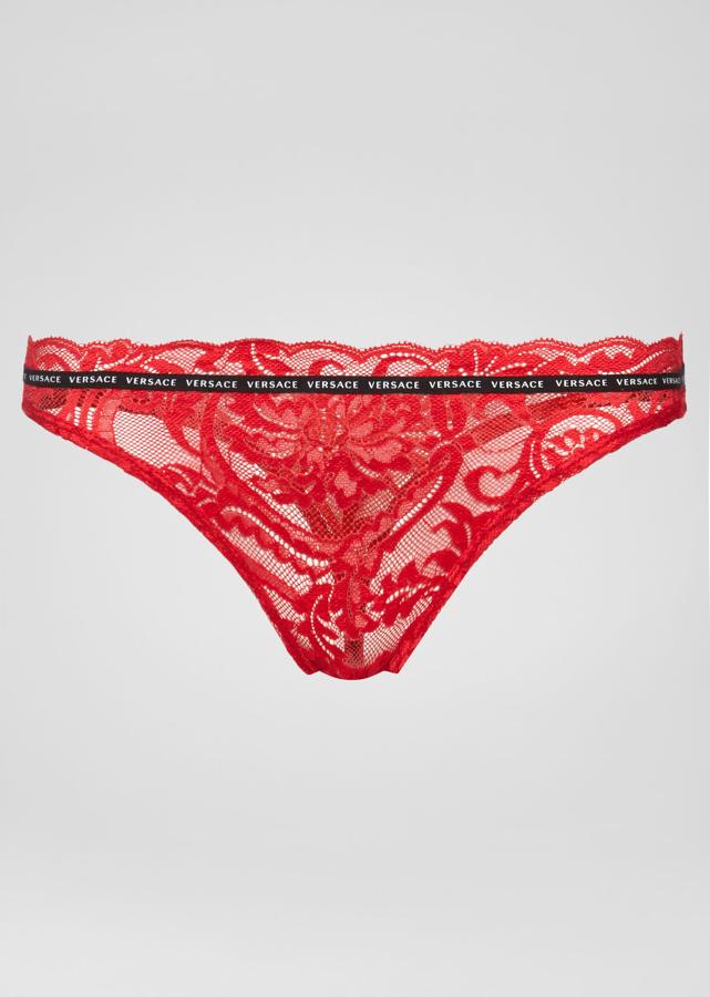 Tanga de encaje de Versace. Este maravilloso tanfa de encaje con logotipo de Versace y banda con motivo de greca es todo lo que necesitas para brillar en una noche especial, ¿preparada para atraer la buena suerte? Su precio es de 95 euros.