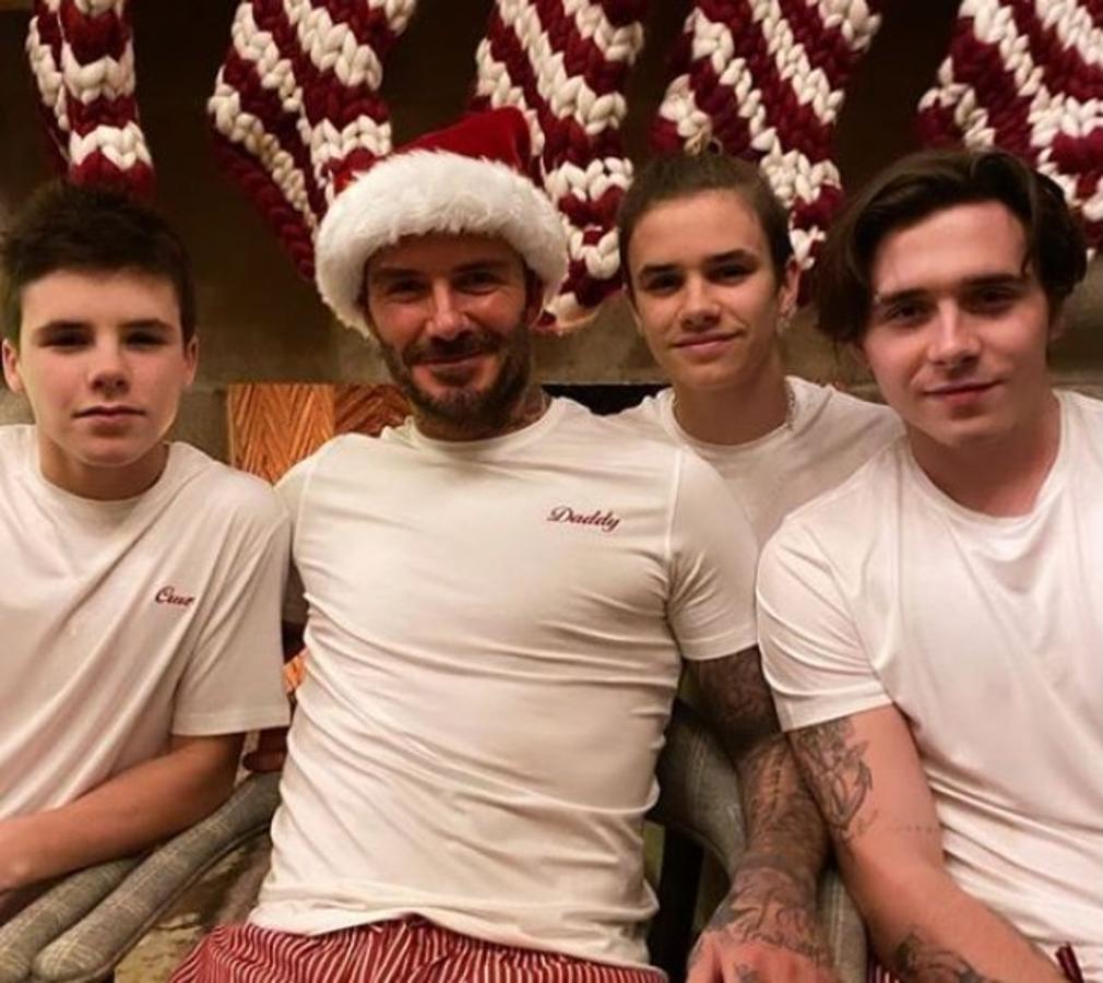 Los Beckham han sido muy activos esta Nochebuena y Navidad. El matrimonio se ha desplazado con sus hijos hasta uno de los talleres de Papá Noel donde Victoria Beckham ha preparado galletas de jengibre. También han mostrado en las redes sociales los pijamas a juego que han lucido los hombres de la casa. 