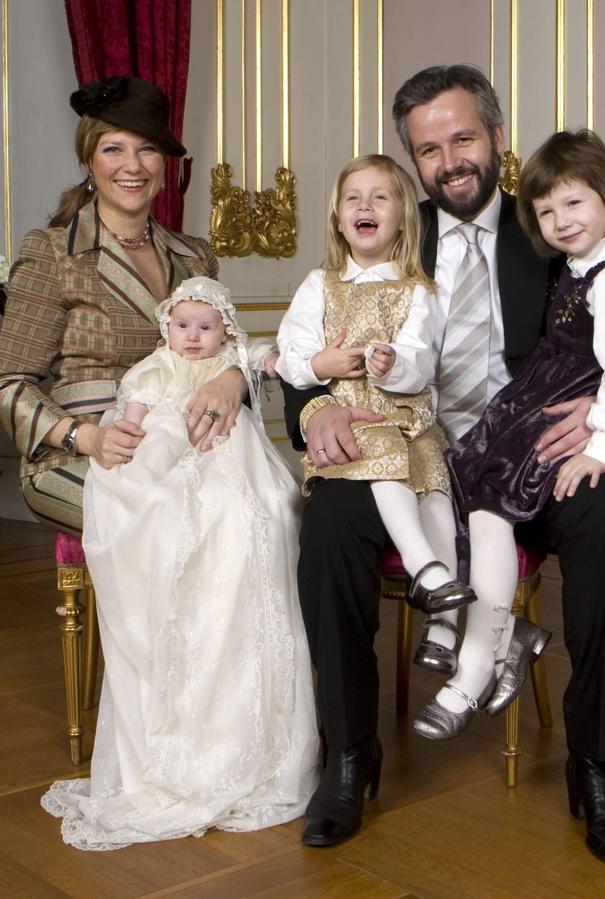 Posado de Marta Luisa de Noruega y Ari Behn, junto a sus tres hijas: Maud Angelica, Leah Isadora y Emma Tallulah. 