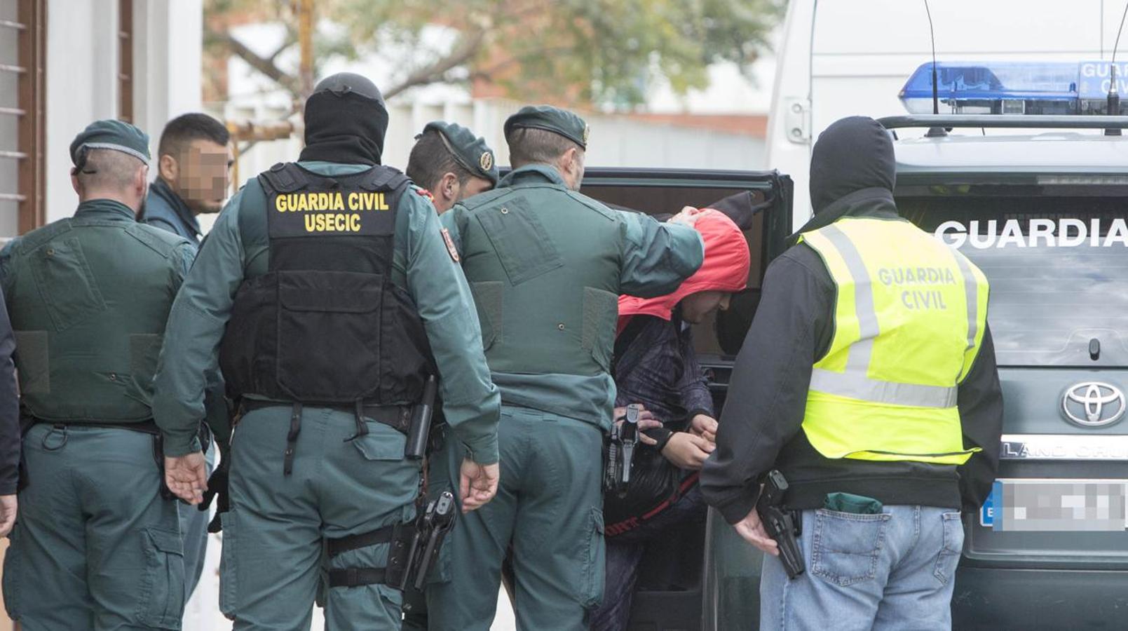 13 de febrero. La lucha contra el narcotráfico en la provincia de Cádiz continuaba con uno de los mayores golpes del año. Una macroredada formada por 500 agentes de la Guardia Civil en La Línea se saldaba con una treintena de detenidos, muchos de ellos relacionados con el clan de 'Los Castañas'.