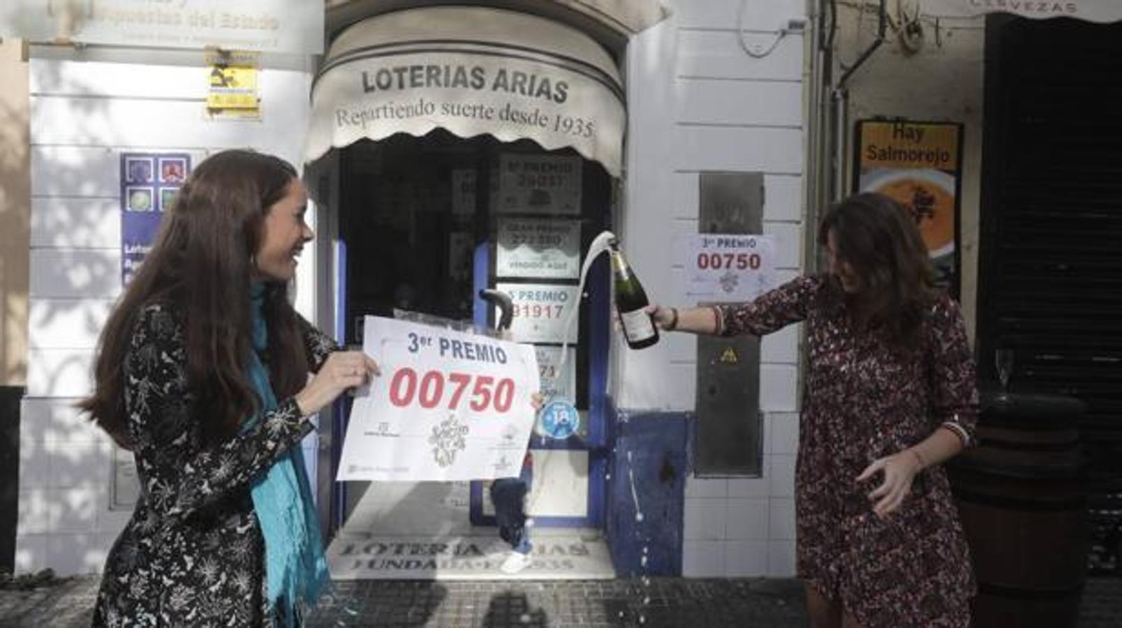 22 de diciembre. El Gordo de la Lotería de Navidad volvió a pasar de largo por la provincia de Cádiz. Apenas se quedaron unos cuantos premios y pellizcos muy repartidos por distintas localidades.