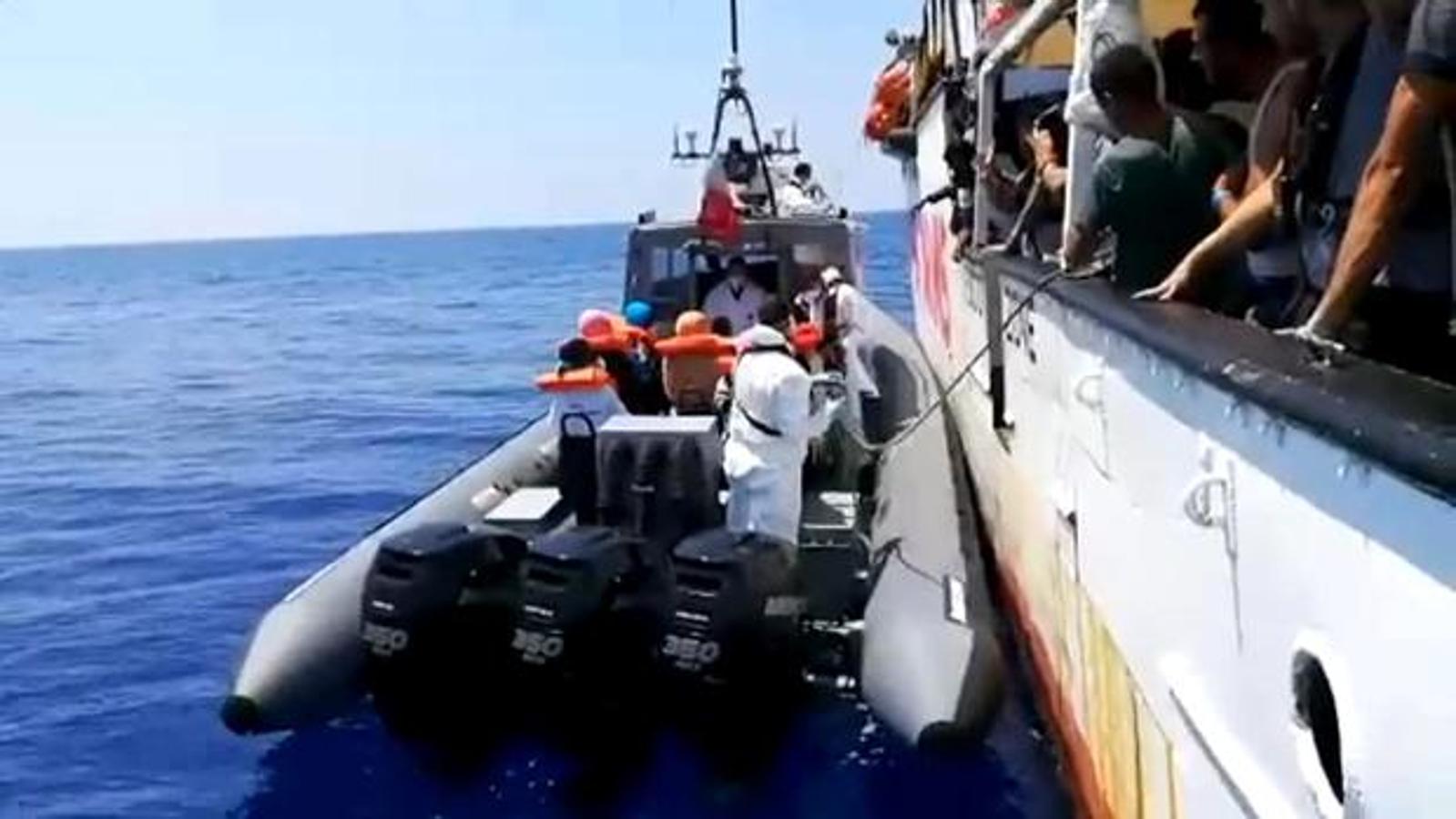 30 de agosto. El buque 'Audaz' de la Armada, con los 15 migrantes del 'Open Arms' que recogió en la isla italiana de Lampedusa, llegó al puerto de San Roque, donde pasaron un reconocimiento médico realizado por la Cruz Roja y posteriormente fueron trasladados a un centro en Chiclana.