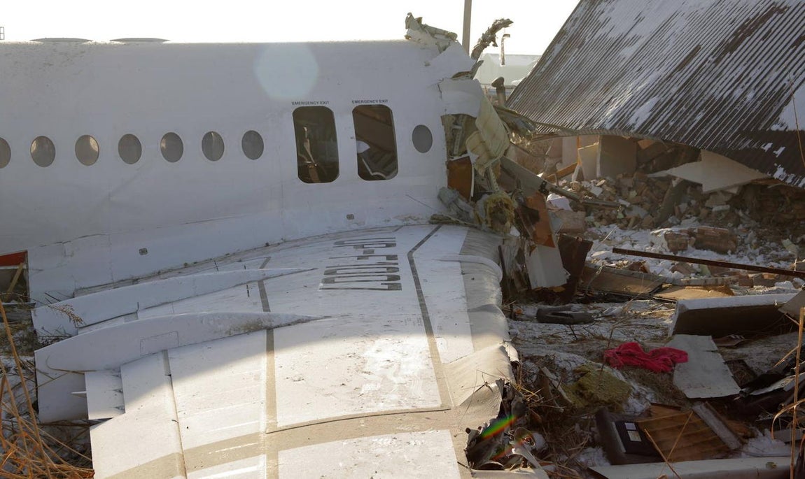 En imágenes, el accidente de avión en Kazajistán que ha dejado decenas de muertos