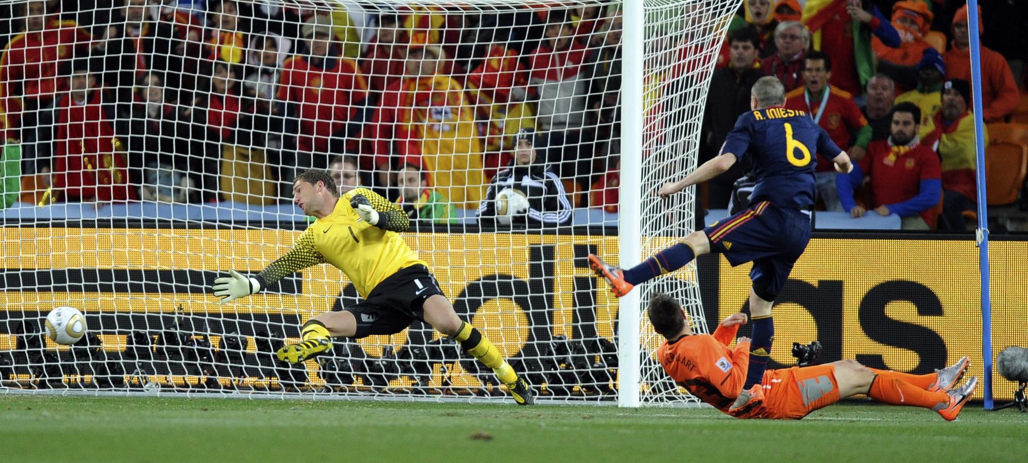 El gol de Andrés Iniesta en el minuto 116 de la final del Mundial de Sudáfrica de 2010, que coronó a España como campeona. 