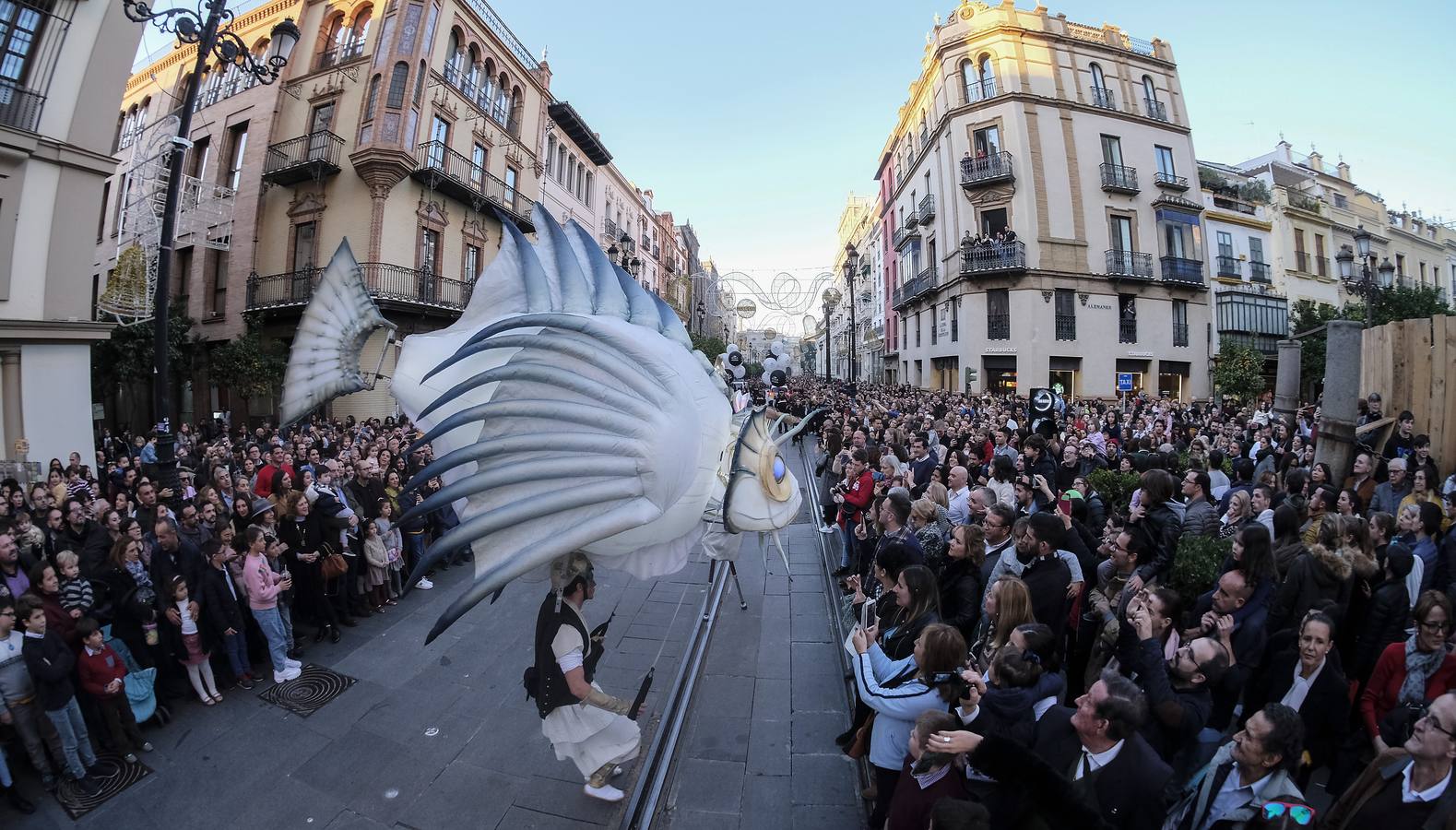 En imágenes, calles repletas para ver el estreno del pasacalles «Abismos»