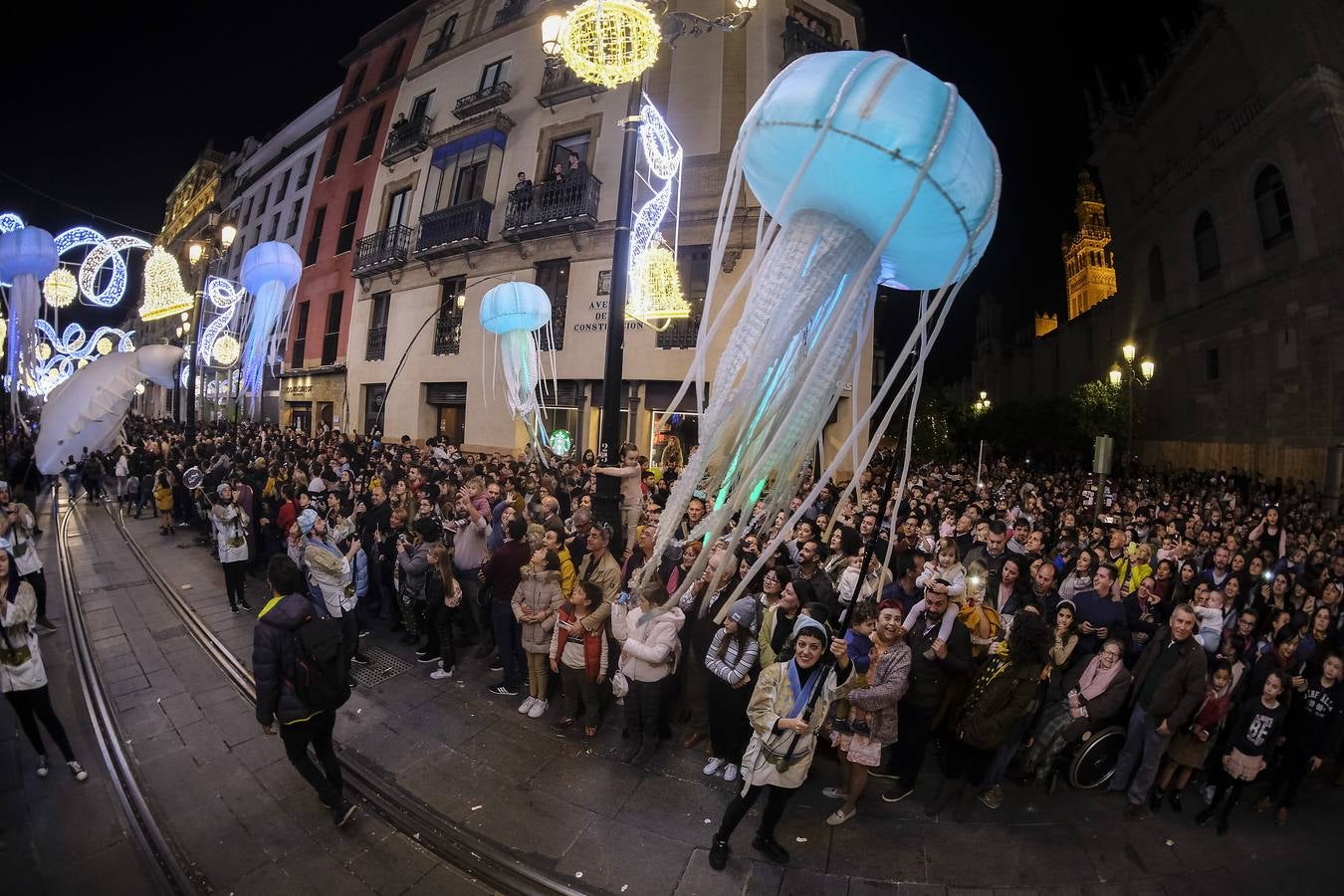 En imágenes, calles repletas para ver el estreno del pasacalles «Abismos»