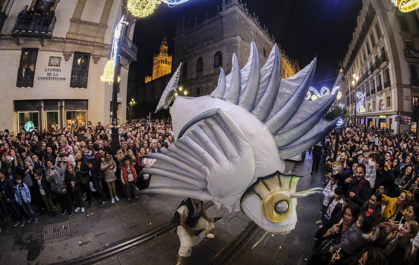 En imágenes, calles repletas para ver el estreno del pasacalles «Abismos»