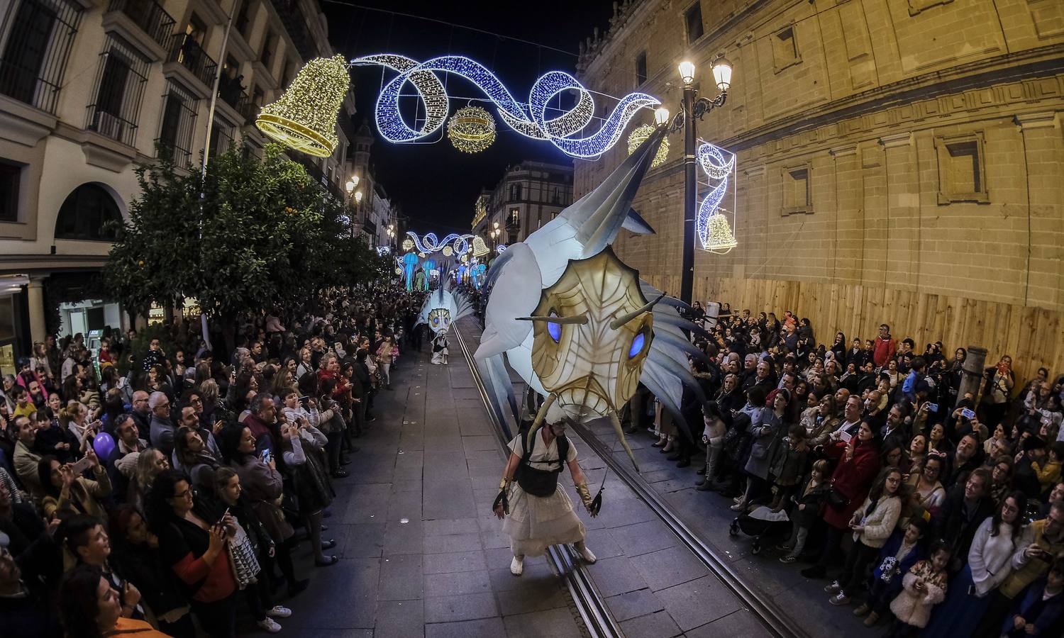 En imágenes, calles repletas para ver el estreno del pasacalles «Abismos»