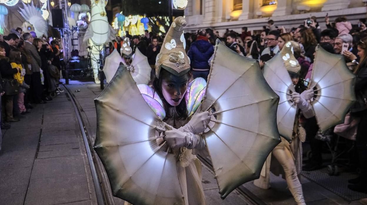 En imágenes, calles repletas para ver el estreno del pasacalles «Abismos»