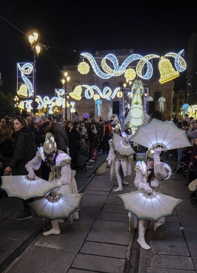 En imágenes, calles repletas para ver el estreno del pasacalles «Abismos»