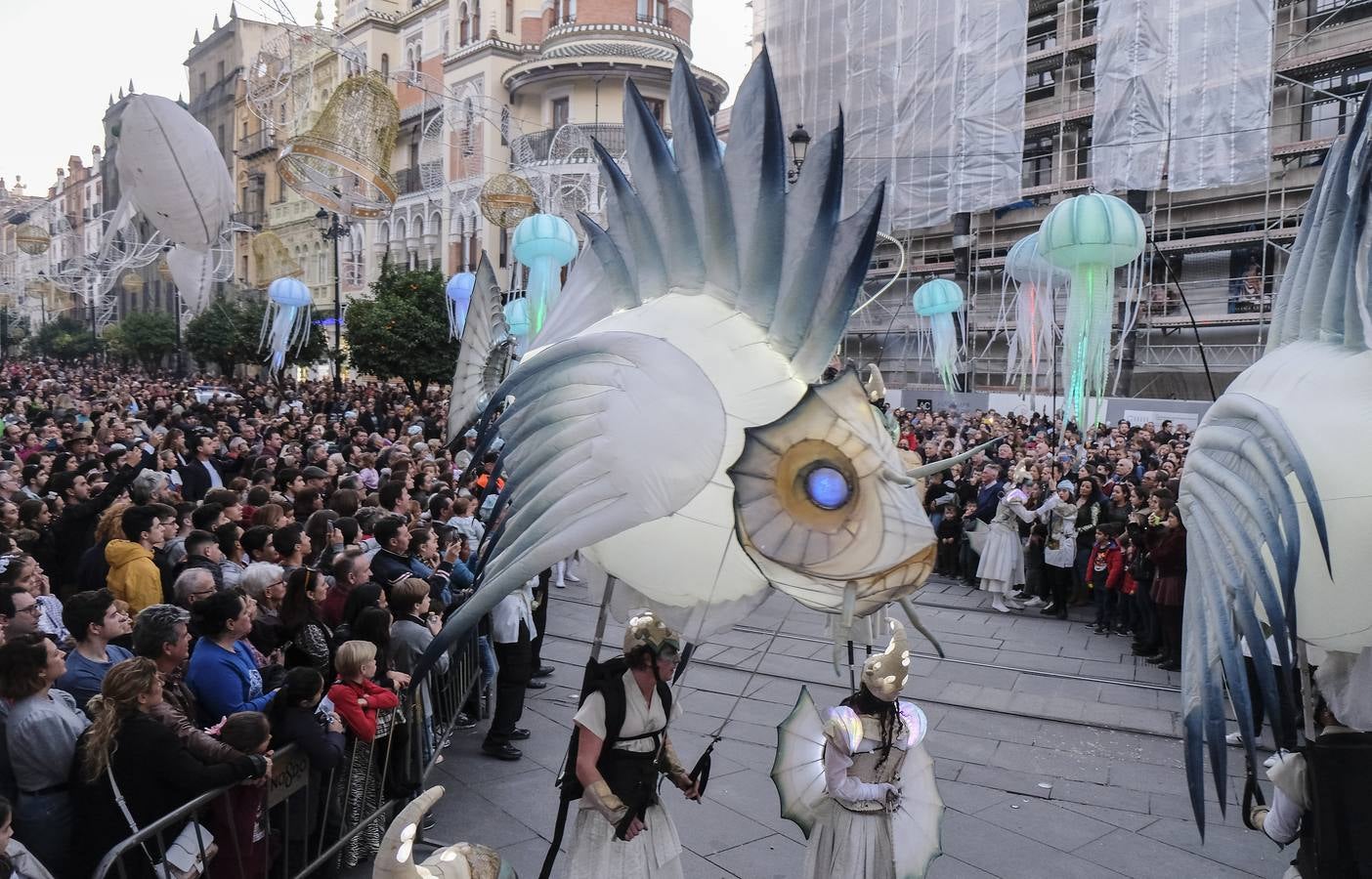 En imágenes, calles repletas para ver el estreno del pasacalles «Abismos»