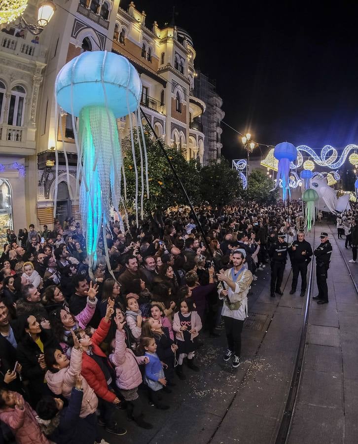 En imágenes, calles repletas para ver el estreno del pasacalles «Abismos»