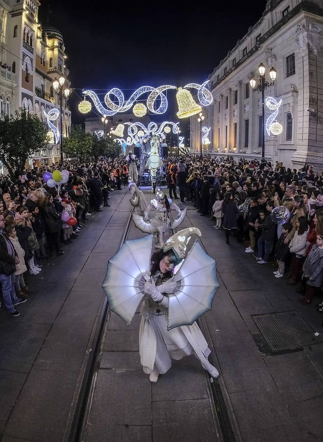 En imágenes, calles repletas para ver el estreno del pasacalles «Abismos»