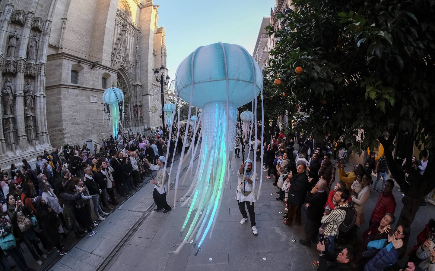 En imágenes, calles repletas para ver el estreno del pasacalles «Abismos»