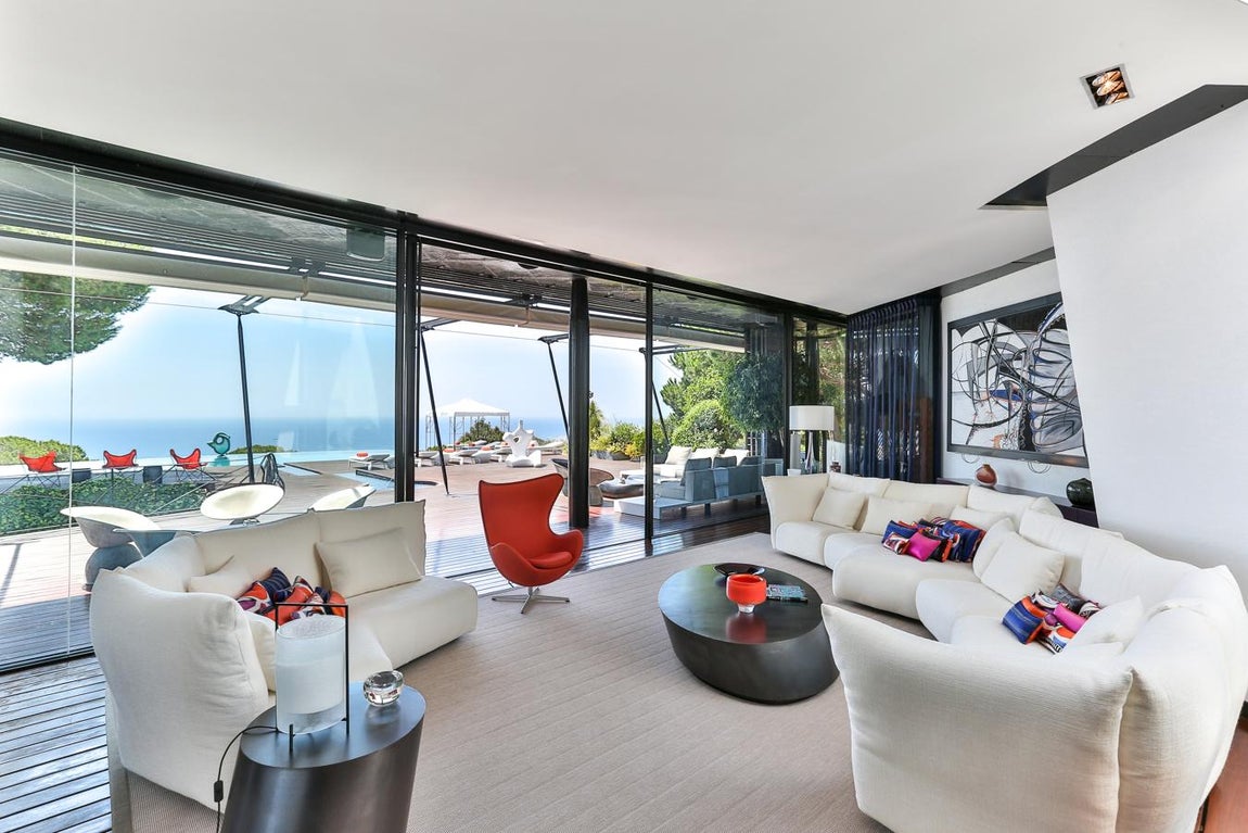 La Nao: 16 millones de euros. Esta vivienda está en la exclusiva urbanización de Supermaresme en la localidad catalana de Sant Andreu de Llavaneras y es obra del arquitecto francés Erik Morvan. Se alza en una parcela de 6.300m² y tiene 1.600m² de superficie construida