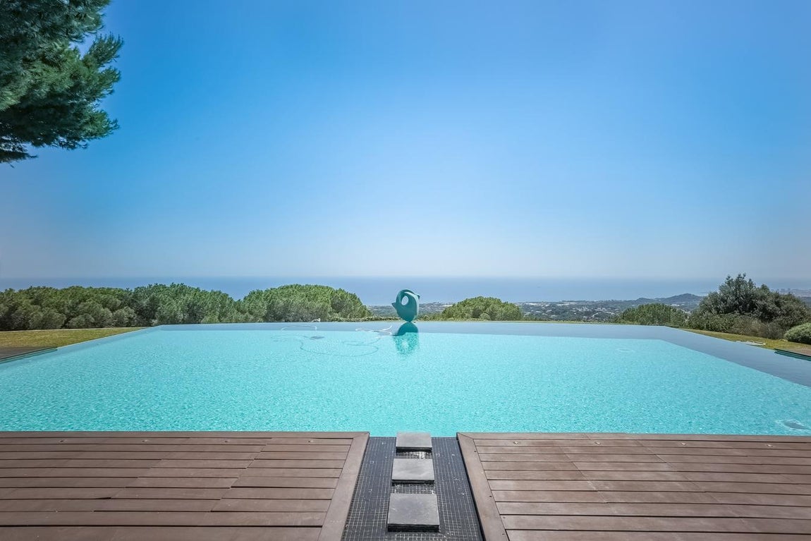 La Nao: 16 millones de euros. El diseño de la residencia está definido como "bio fluido". Su superficie se divide en tres partes, haciendo las veces de galería de arte con taller de pintura y escultura, estudio de arquitectura, y vivienda Desde varios ángulos esta obra de arquitectura contemporánea provoca admiración y consigue revolucionar el pensamiento y las emociones de los visitantes. Es una casa moderna a la par que compleja, con cierta influencia de la obra de Antonio Gaudí