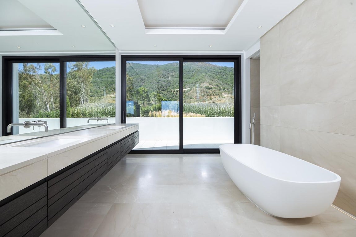 Ibiza Breeze House:14,5 millones de euros. Elegante, blanca y contemporánea, esta villa espaciosa y alegre trae el estilo mediterráneo único y fresco de Ibiza a Marbella, donde encuentra su expresión en el lujo, la calidad y las generosas proporciones de una casa de Zagaleta. Ubicado en una posición destacada, la propiedad disfruta del tipo de vistas imponentes que capturan el corazón y hacen que vivir aquí sea inolvidable