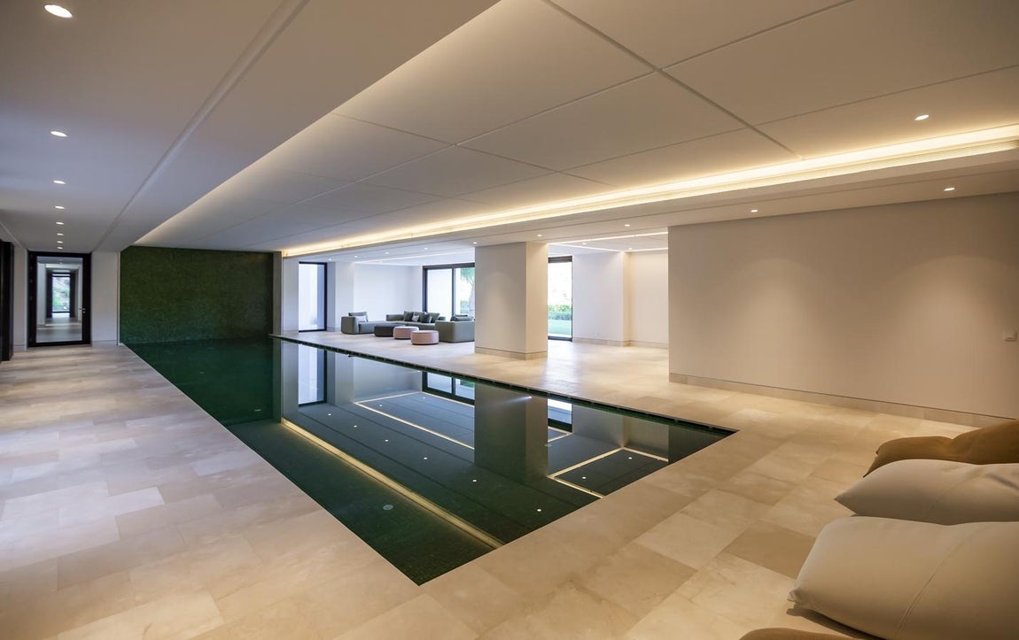 Villa Capriccio: 13,5 millones de euros. La propiedad consta de 6 habitaciones en suite, 7 baños y 2 aseos. Entre los dormitorios, sobresale el principal por su amplitud y luz natural, con grandes puertas de vidrio que se abren a una terraza que disfruta de vistas de impacto. Esta increíble villa ha sido construida con los más altos estándares de calidad y se han cuidado todos los detalles que una casa de lujo puede necesitar. Dispone de calefacción por suelo radiante, aire acondicionado, sistema domótico y ascensor. Cuenta con un garaje para tres coches y su propio punto de recarga de buggy de golf