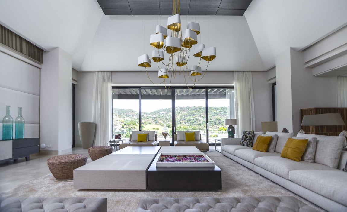 Villa Capriccio: 13,5 millones de euros. Villa Capriccio es una impresionante vivienda situada en una de las urbanizaciones más preciadas y exclusivas del sur de Europa, La Zagaleta, a sólo 15 minutos del centro de Marbella. La casa tiene 1.700 m2 construidos con infinidad de estancias en dos plantas conectadas con ascensor y se alza en una gran parcela de más de 5.000 m2