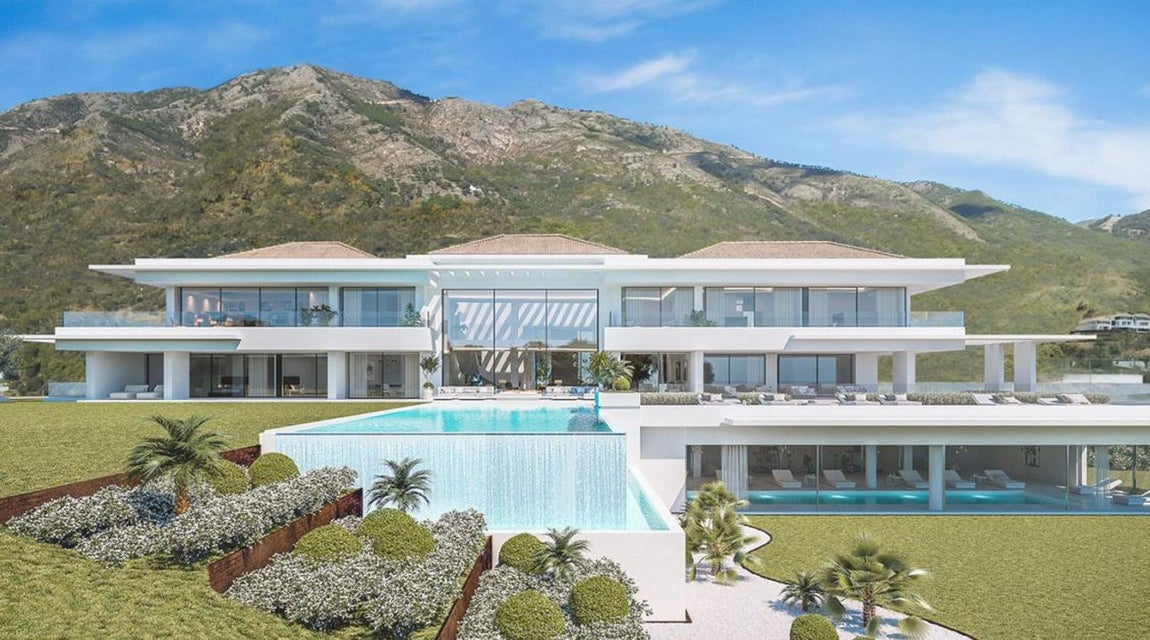 Ibiza Breeze House:14,5 millones de euros. Inspirada en el ambiente seductor de la isla y las bahías azules, esta elegante villa moderna y de lujo lleva el concepto de Ibiza a las verdes colinas de Zagaleta, el complejo turístico más exclusivo de Europa. Ibiza Breeze House es una vivienda moderna y contemporánea con vistas panorámicas al mar en la urbanización más exclusiva del sur de Europa, La Zagaleta