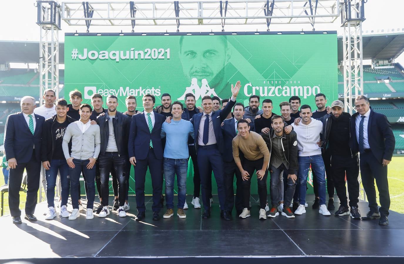 Las imágenes del homenaje a Joaquín por su renovación en el Real Betis