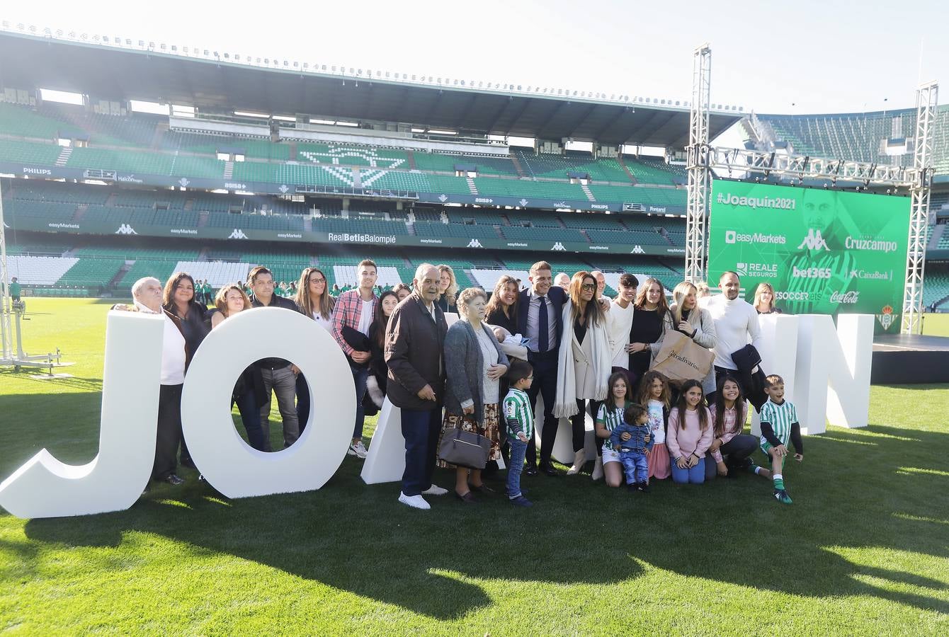 Las imágenes del homenaje a Joaquín por su renovación en el Real Betis