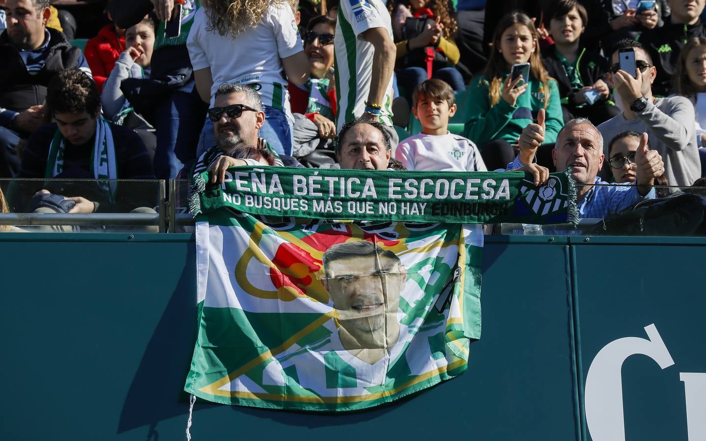 Las imágenes del homenaje a Joaquín por su renovación en el Real Betis