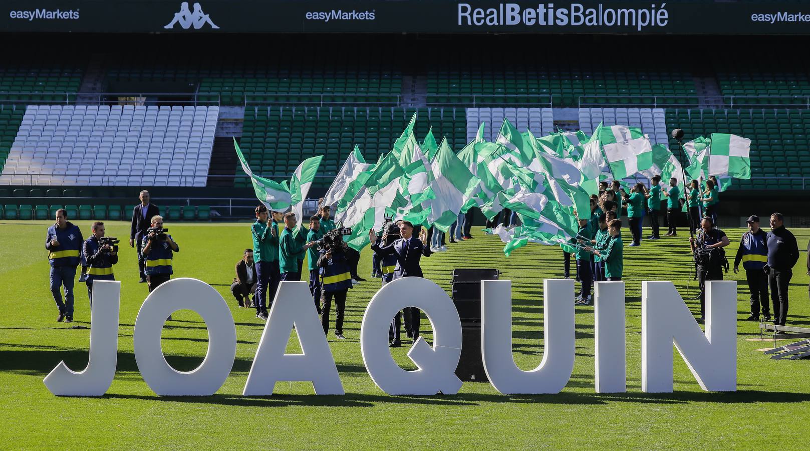 Las imágenes del homenaje a Joaquín por su renovación en el Real Betis