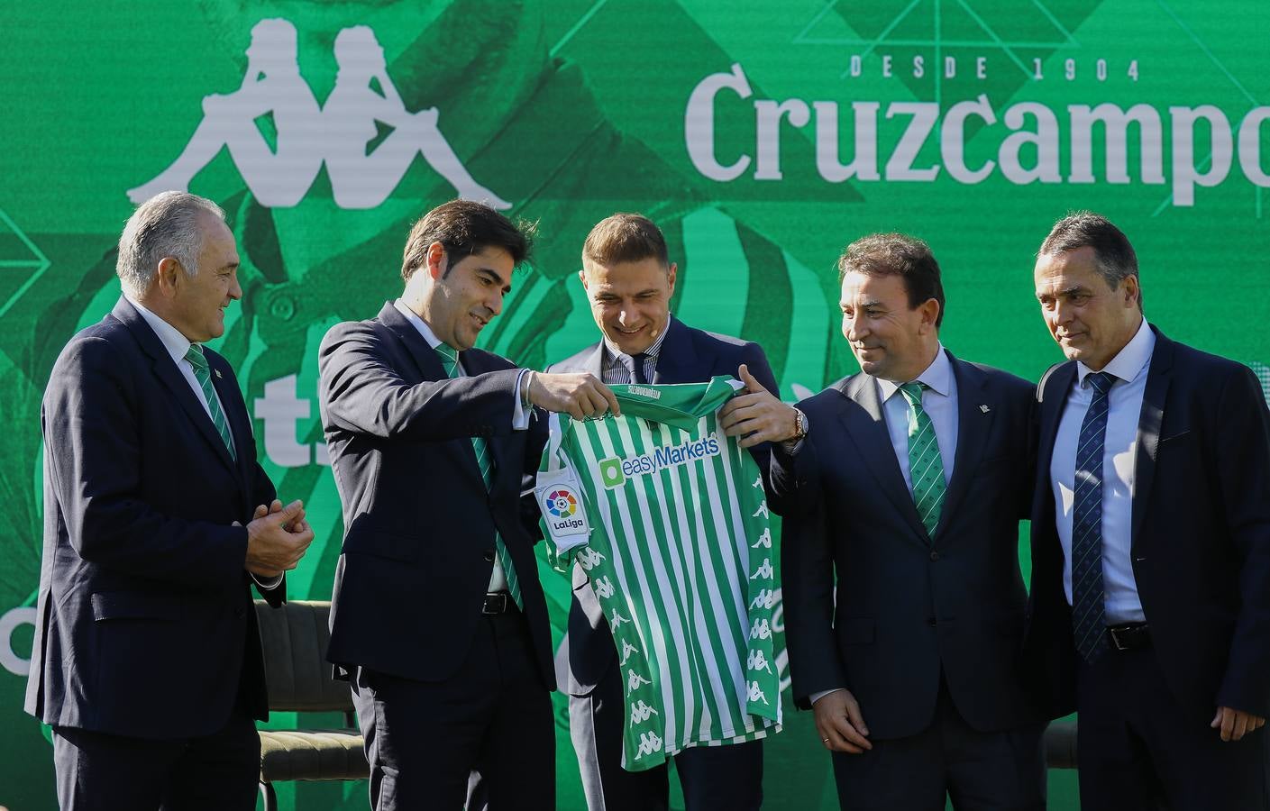 Las imágenes del homenaje a Joaquín por su renovación en el Real Betis