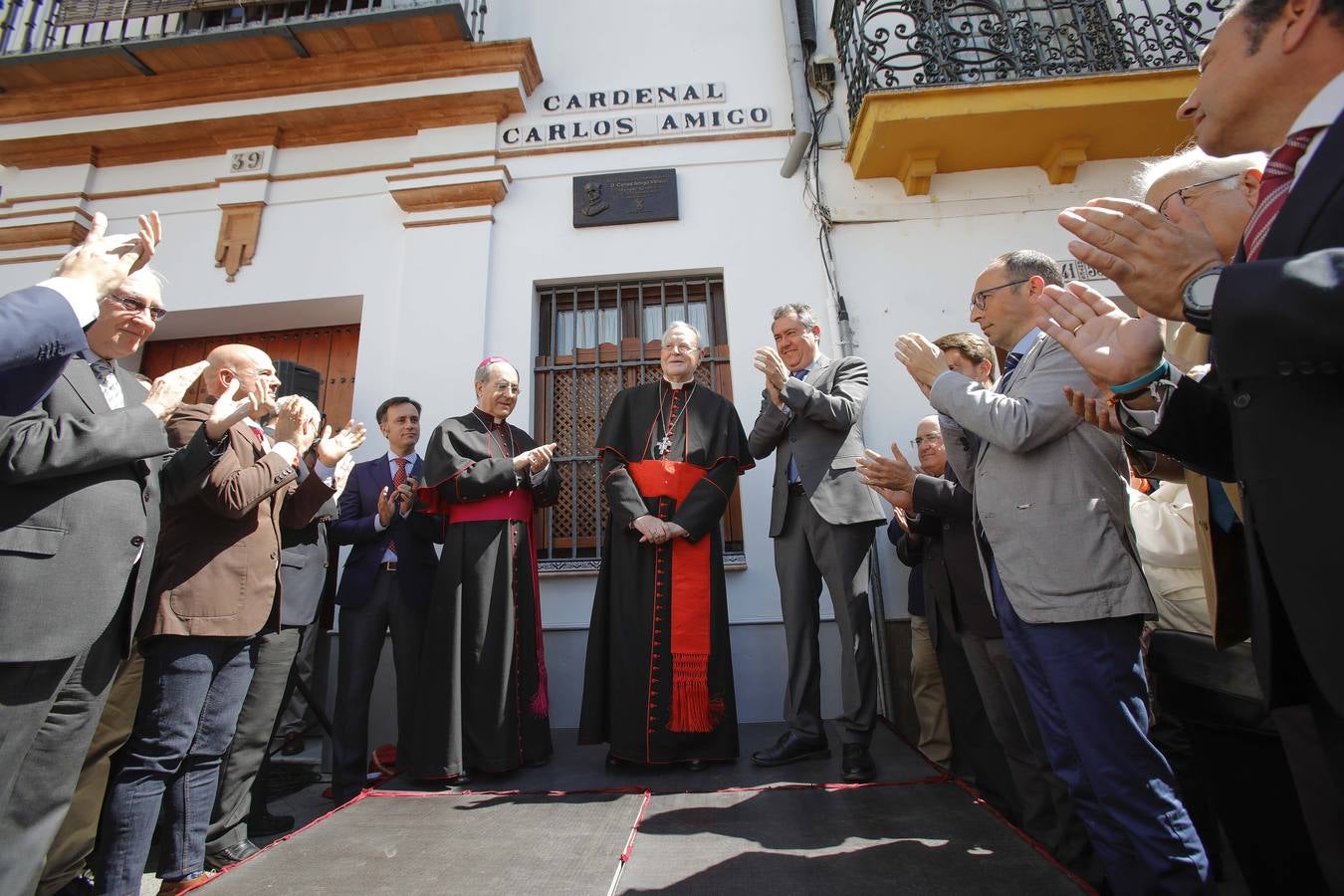 Acto de rotulación de la calle Cardenal Carlos Amigo, con la presencia del propio cardenal