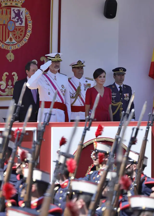 Sus Majestades los Reyes de España presiden en Sevilla el Desfile del Día de las Fuerzas Armadas