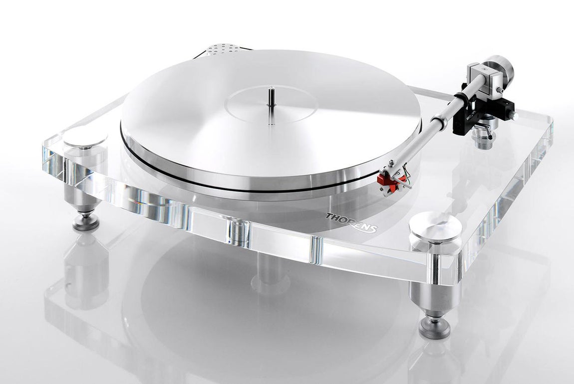 Tocadisdos Thorens TD 2035. Para los más nostálgicos, para aquellos que disfrutan escuchando vinilos es este tocadiscos de Thorens. Un modelo con un exquisito diseño con peana acrílica y un plato de aluminio. Cuenta con un motor AC síncrono controlado electrónicamente y sistema de tracción por correa. Su precio es de 4.200 euros.