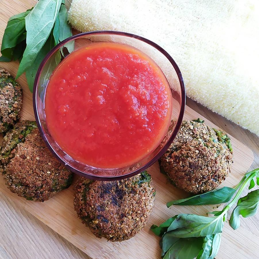 Croquetas de espinacas, champiñones y mozzarella. Para hacer el relleno de esta receta elaborada por los expertos de Recetas sanas, hacen falta 70 gramos de espinacas, 70 gramos de champiñones, ½ cebolla picada, 2 cucharadas de harina de espelta, 2 vasos de leche desnatada, un puñadito de queso (mozzarella) o al gusto, sal, nuez moscada, pimienta al gusto y un chorrito de aceite. Para el rebozado necesitarás un paquete de pan de fibra &amp; sésamo, un huevo y una clara y perejil.