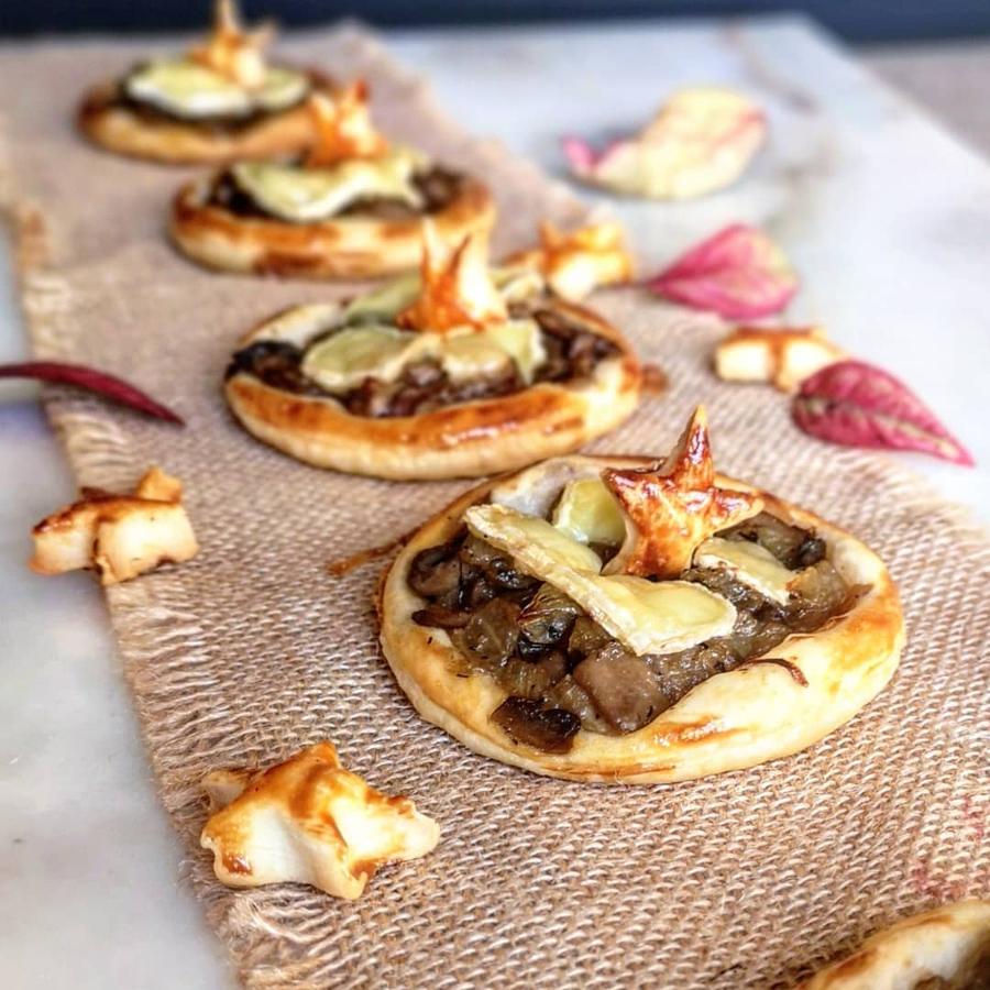 Hojaldres de setas y queso brie. Esta rica receta no va a dejar a nadie indiferente. Su autora Muriel, con cientos de recetas en Instagram, te dice qué necesitas para hacerla: hojaldre redondo, aove, cebolla picada, setas congeladas, tomillo, sazona, 100 gramos de queso brie y yema de huevo. El paso a paso <a href="https://www.instagram.com/p/B6ndPeIIZdd/" target="_blank">aquí</a>.