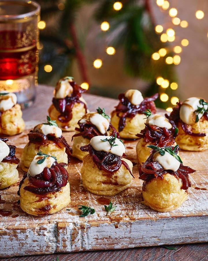 Canapés de cebolla caramelizada y queso de anacardo. Esta receta del vegano Gaz Oakley, además de estar deliciosa, tiene una presencia. Se realiza con hojaldre, cebolla ya caramelizada y queso de anacardo. ¡Riquísima!