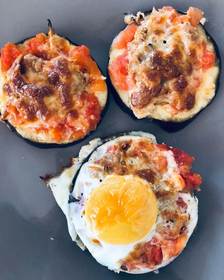 Mini pizzas de berenjena. Esta receta de Blanca García-Orea es ideal para picotear estas fiestas. Para realizarlas necesitas <a href="https://www.abc.es/bienestar/abci-alimentos-probioticos-cuidan-intestino-303321244617-20191113012606_galeria.html" target="_blank">berenjenas</a>, queso mozzarella para fundir, tomate, dos <a href="https://www.abc.es/bienestar/alimentacion/recetas-saludables/abci-realfooding-10-recetas-sanas-y-originales-huevo-201910110730_noticia.html" target="_blank">huevos </a>y atún en aceite de oliva virgen extra. Este es el <a href="https://www.instagram.com/p/B4NvLPFFbdl/" target="_blank">paso a paso</a>.