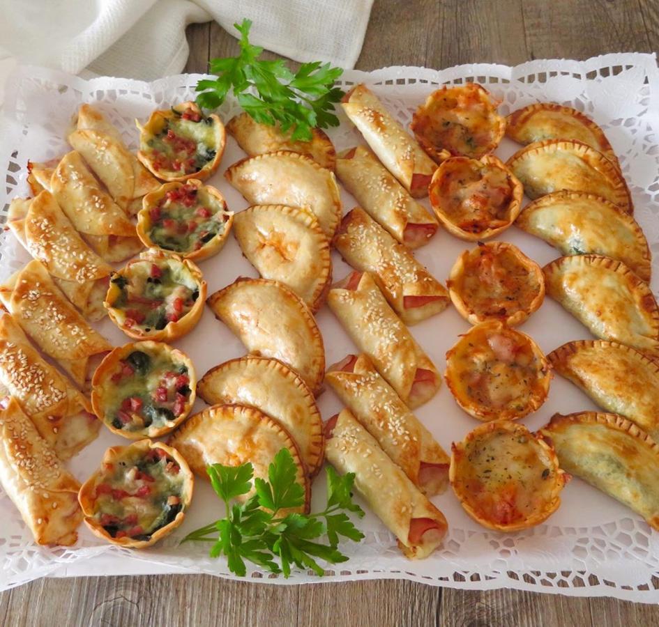 Canapés variados. Si los canapés calóricos no van contigo, Anna, de @annarecetasfaciles propone un variado de empanadas y tartaletas Para hacer las tartaletas de atún hacen falta 6 obleas, 40 gramos de atún, 1 cucharada de tomate, 30 gramos de bacon o panceta, 50 gramos de queso rallado y orégano. Si prefieres las empanadillas de espinacas:  6 obleas, 100 gramos de espinacas, pasas, piñones y <a href="https://www.abc.es/bienestar/alimentacion/abci-mundial-huevo-puedo-comer-huevo-todos-dias-o-malo-para-salud-201910110210_noticia.html" target="_blank">huevo </a>batido. ¡Y listo para el paladar!