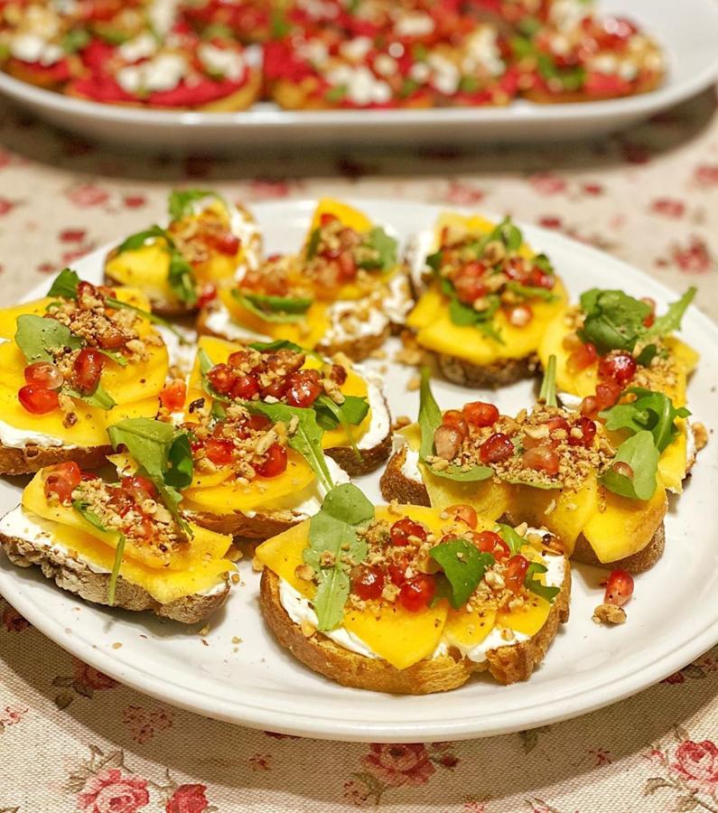 Tostas de queso y caqui. Aprovechando que el caqui es una <a href="https://www.abc.es/bienestar/alimentacion/abci-frutas-verduras-sabrosas-para-4016000967-20191230081217_galeria.html" target="_blank">fruta de temporada</a> (por pocos días), María M, de @veggybeats propone para picotear como <a href="https://www.abc.es/bienestar/alimentacion/recetas-saludables/abci-aperitivos-entrantes-ligeros-para-303483702494-20191219072229_galeria.html" target="_blank">entrantes saludables</a> estas tostas de pan elaboradas con queso untable ecológico, <a href="https://www.abc.es/bienestar/alimentacion/recetas-saludables/abci-esto-aclara-mejor-para-comer-caquis-201911030312_noticia.html" target="_blank">caqui</a>, avellanas tostadas, <a href="https://www.abc.es/bienestar/alimentacion/abci-granada-201911141103_noticia.html" target="_blank">granada </a>y rúcula. El paso a paso <a href="https://www.instagram.com/p/B6gfV7RoJtU/" target="_blank">aquí</a>.