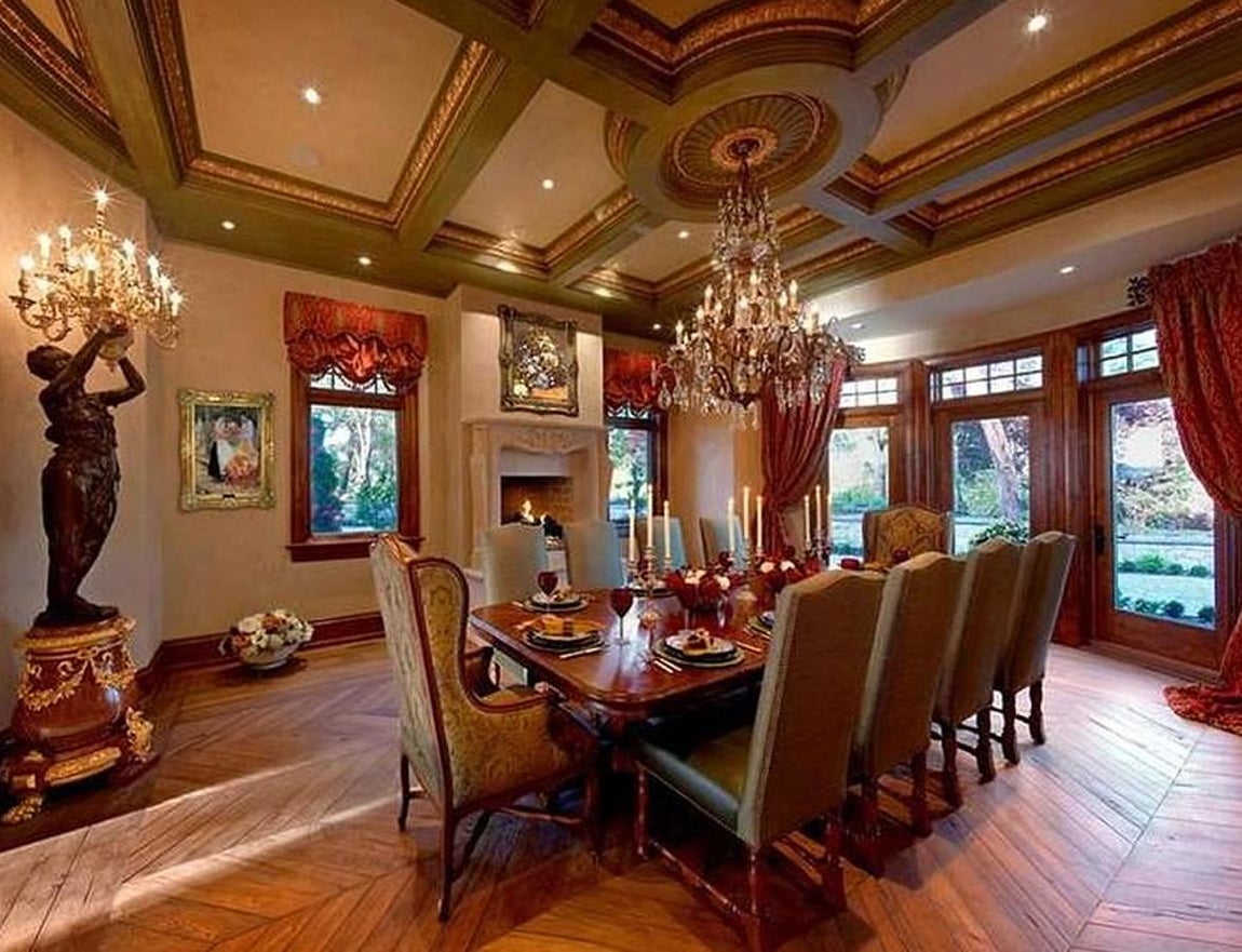 El comedor es suntuoso. Mantiene el suelo de madera en espiga y lo preside una escultura de gran valor. Los ventanales de suelo a techo que lo comunican con el exterior están decorados con unas cortinas teñidas en el tono dominante en  el espacio: el rojo.- Rambién en esta habitación los muebles son piezas de lujo acabados con materiales nobles. La mesa, con una disposición muy navideña está decorada con cristalería roja y candelabros, las dos grandes tendencias de decoración en estas fechas