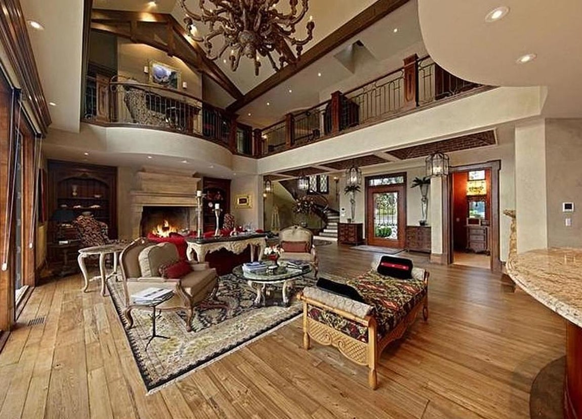 Navidad de lujo en Canadá. La deoración de la vivienda es clásica, de estilo francés. Su salón está acristalado a ambos lados, aunque bien aislado y mide la temperatura una espaciosa chimenea. El pavimento de madera absorbe y mantiene el calor